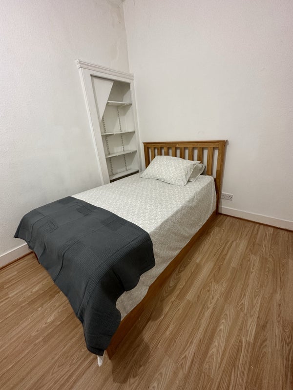Room Rhodesia Road in Greater London