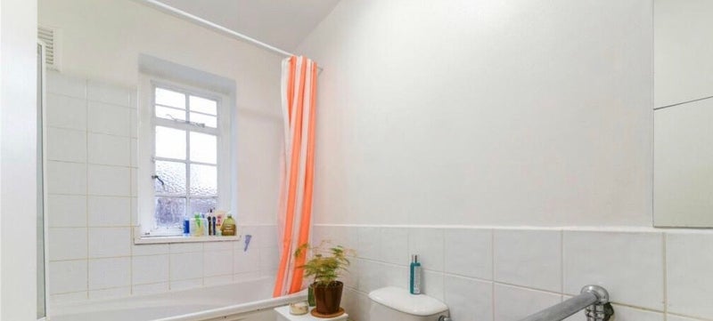 Flat Wavertree Road in Greater London