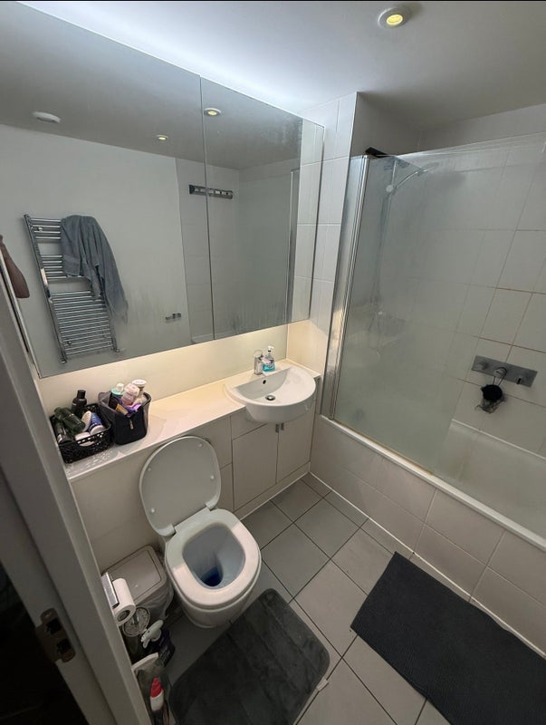 Flat Honour Lea Avenue in Greater London