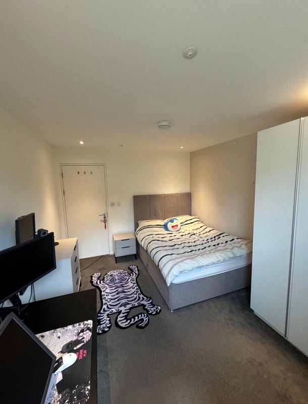 Flat Honour Lea Avenue in Greater London
