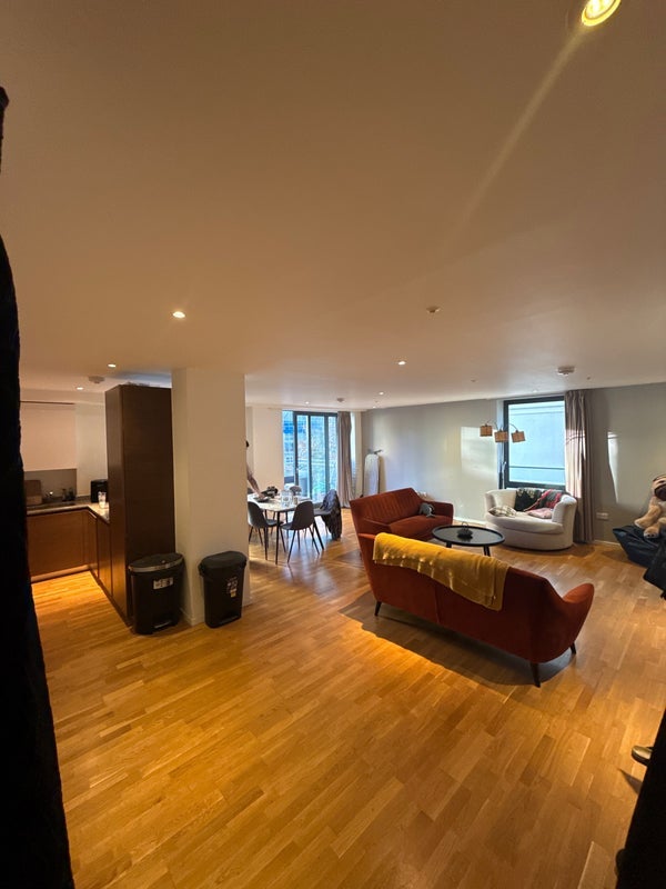Flat Honour Lea Avenue in Greater London