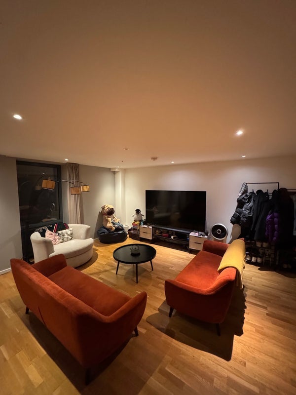 Flat Honour Lea Avenue in Greater London