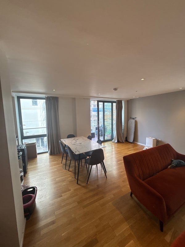 Flat Honour Lea Avenue in Greater London