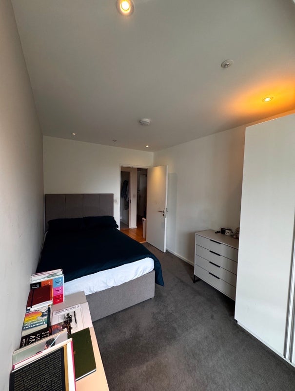 Flat Honour Lea Avenue in Greater London