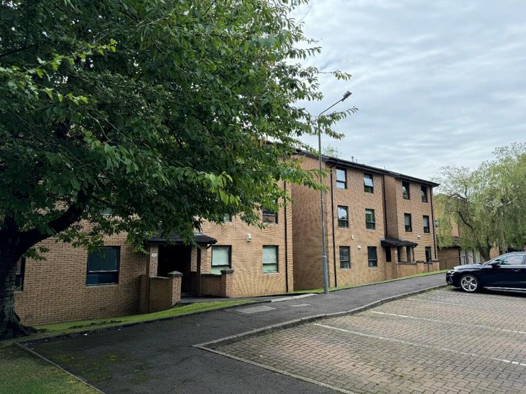 Flat Mansionhouse Gardens in Glasgow