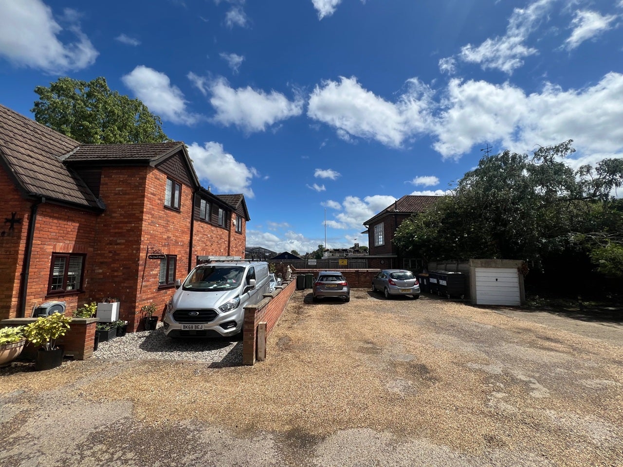 Flat De Parys Avenue in Bedford