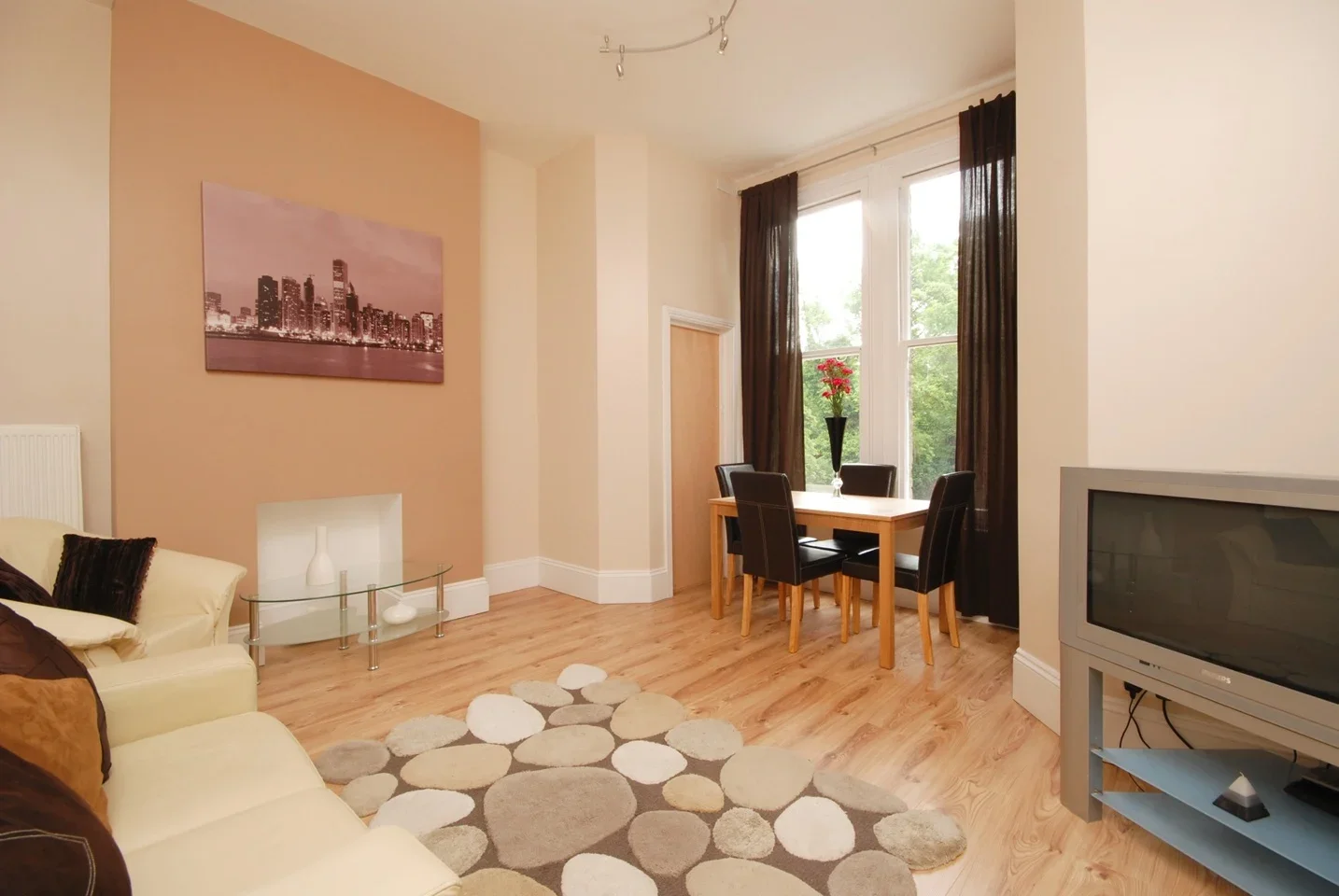 Flat Christchurch Avenue in Greater London