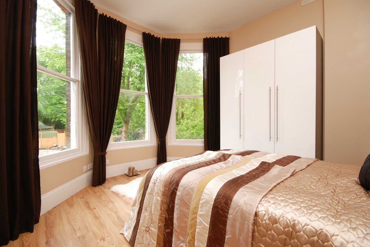Flat Christchurch Avenue in Greater London