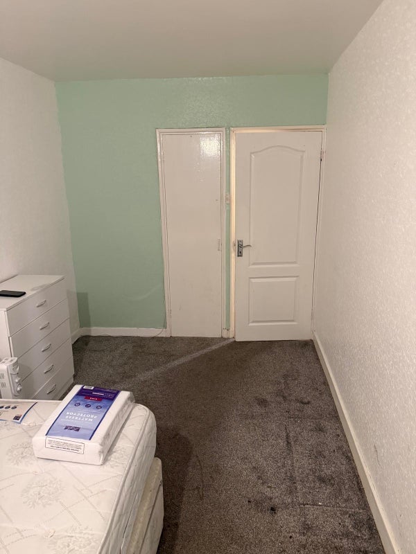 Room Wanley Road in Greater London