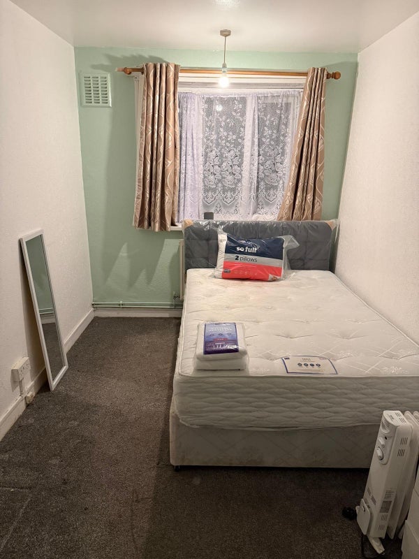 Room Wanley Road in Greater London
