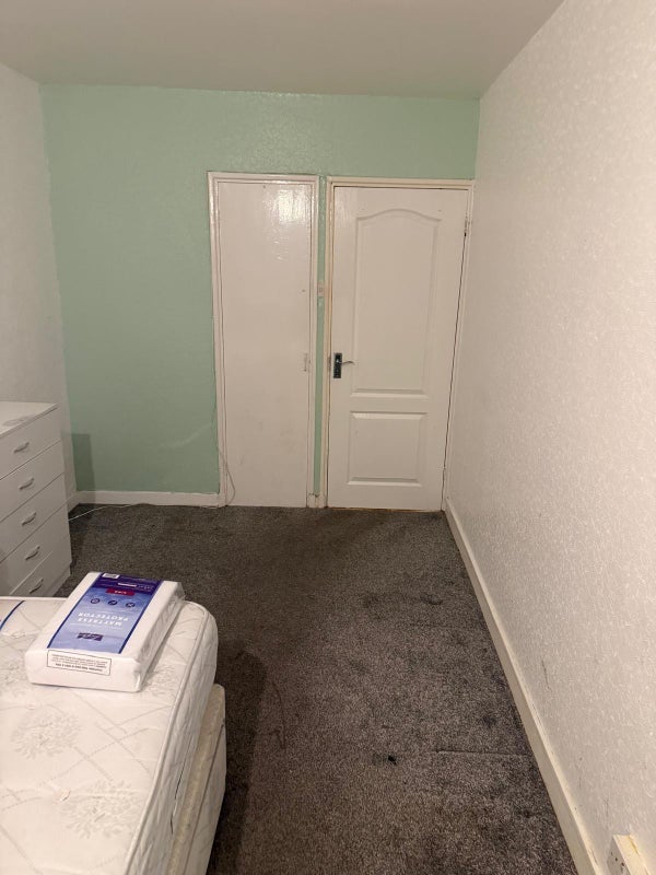 Room Wanley Road in Greater London