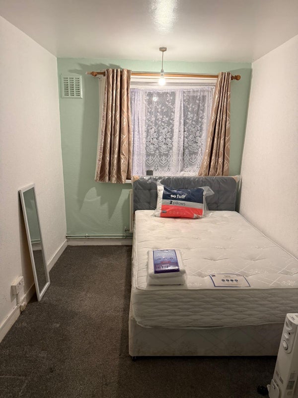 Room Wanley Road in Greater London