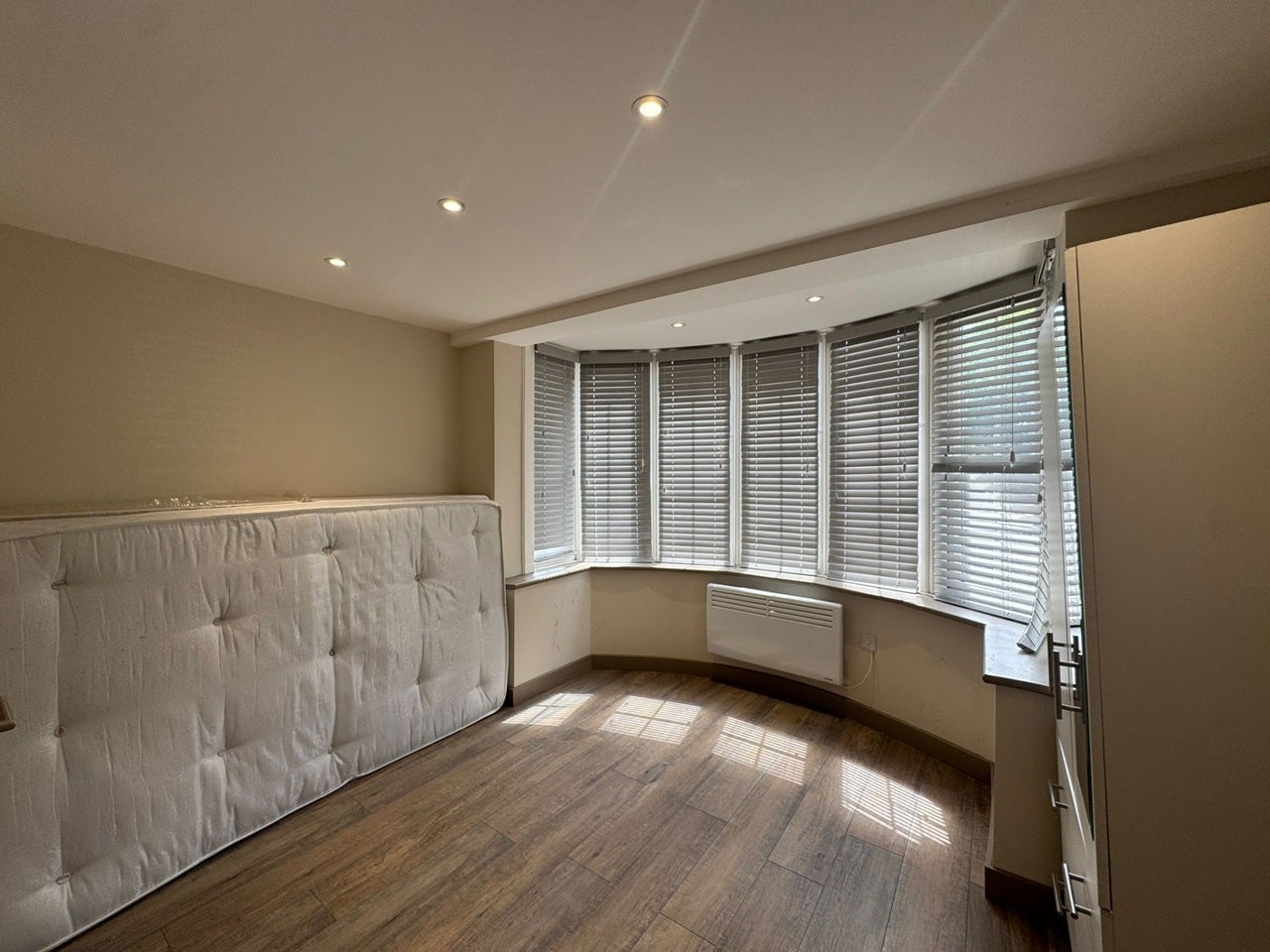 Room Western Avenue in Greater London