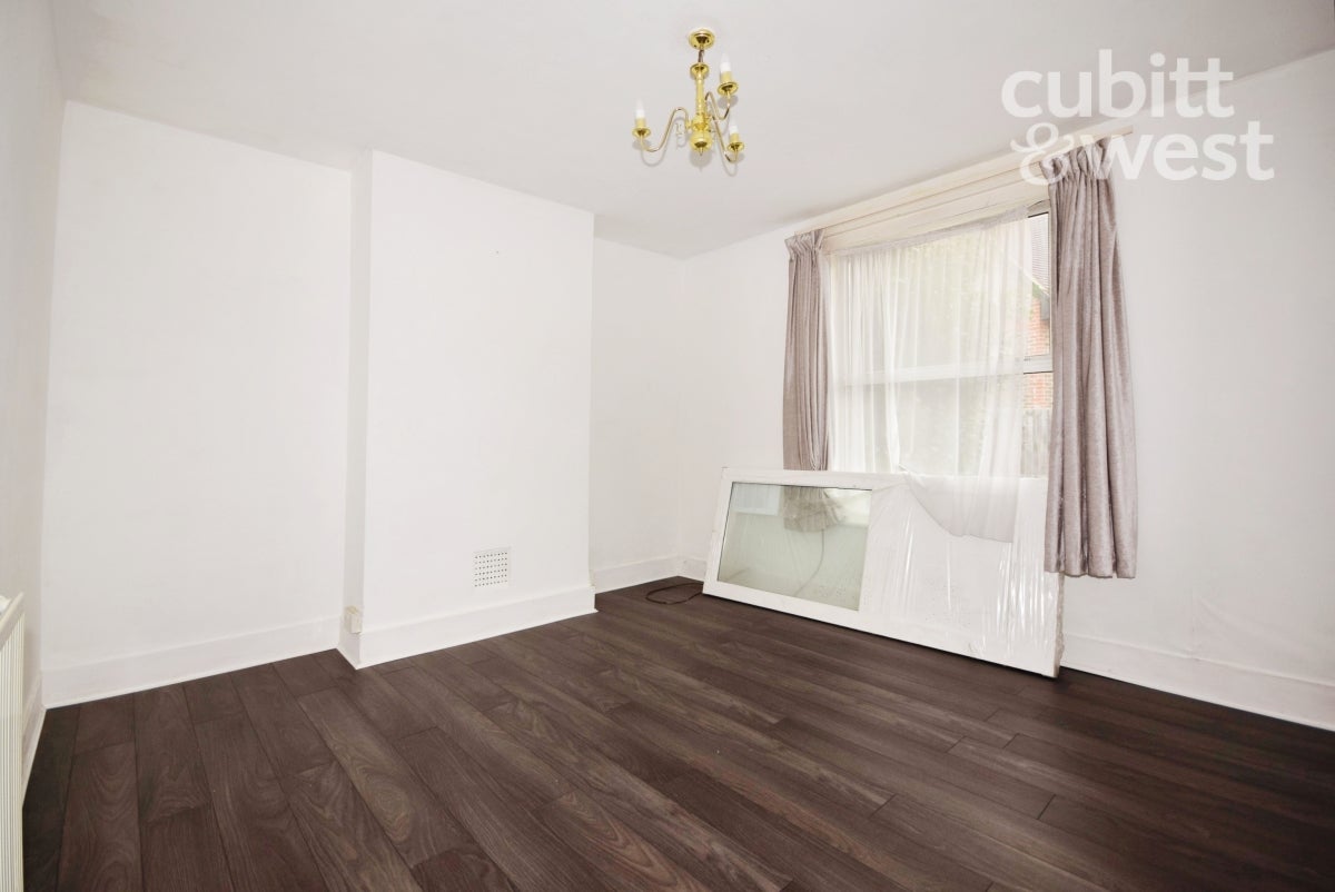Room St. John's Road in Crawley