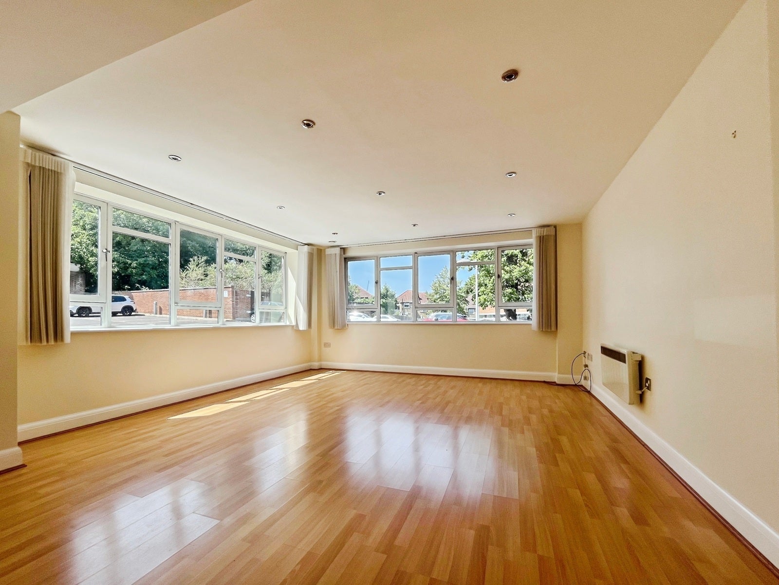 Flat Hanger Green in Greater London