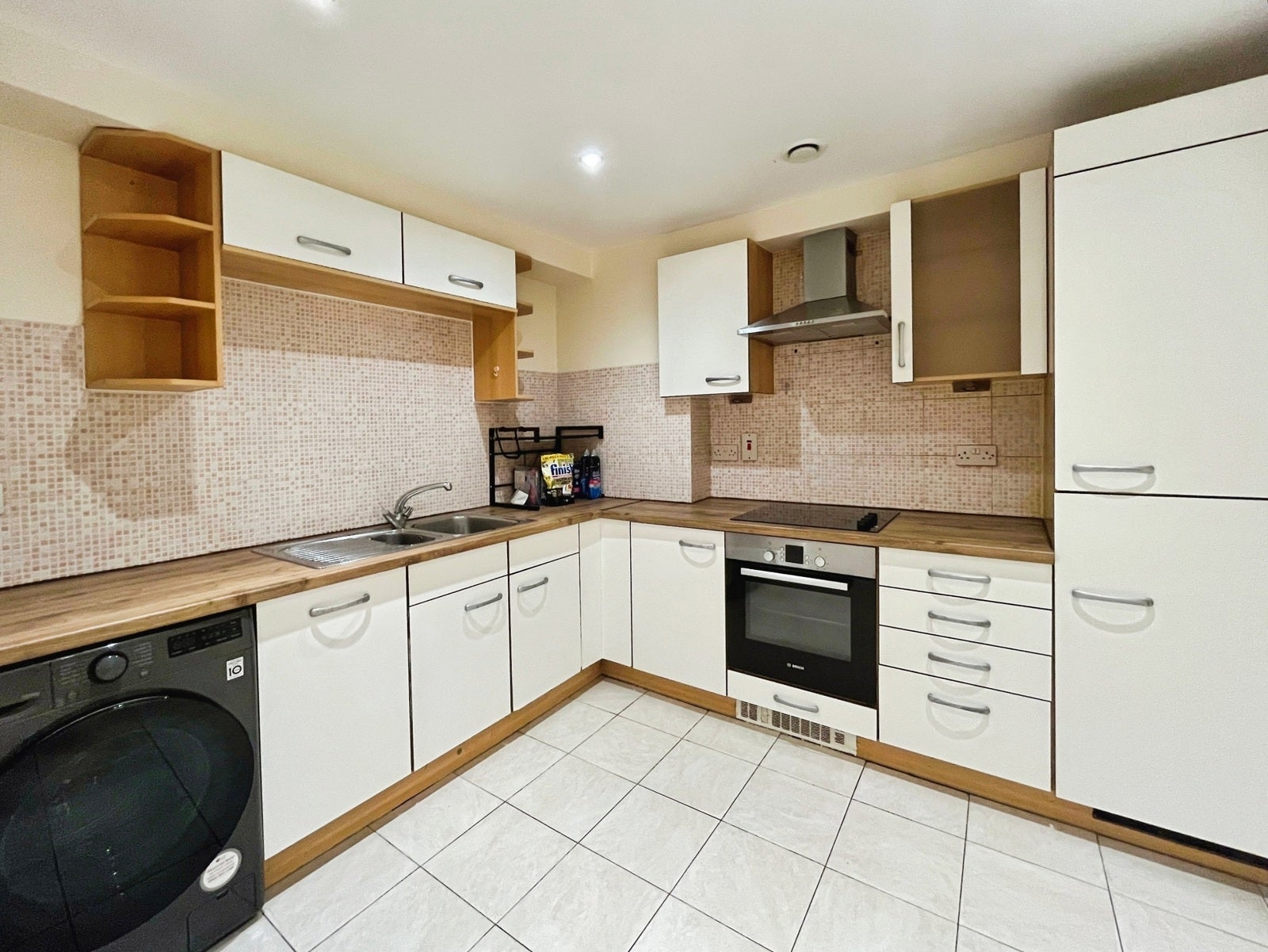 Flat Hanger Green in Greater London