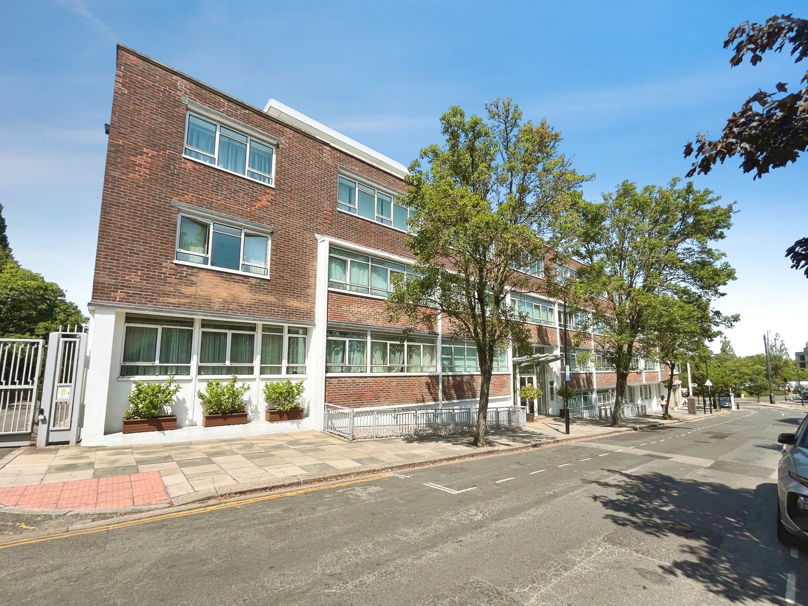 Flat Hanger Green in Greater London