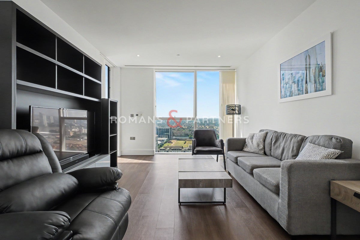 Flat Harbour Way in Greater London