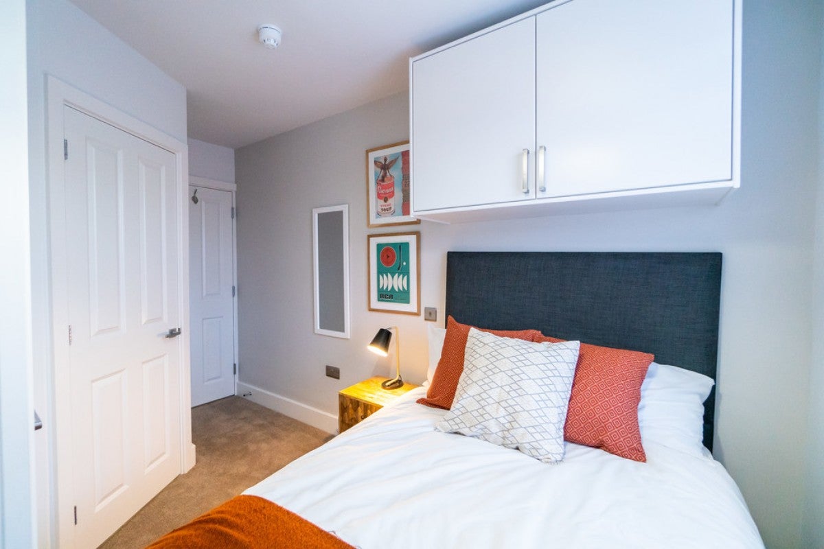 Room Swansea Road in Reading