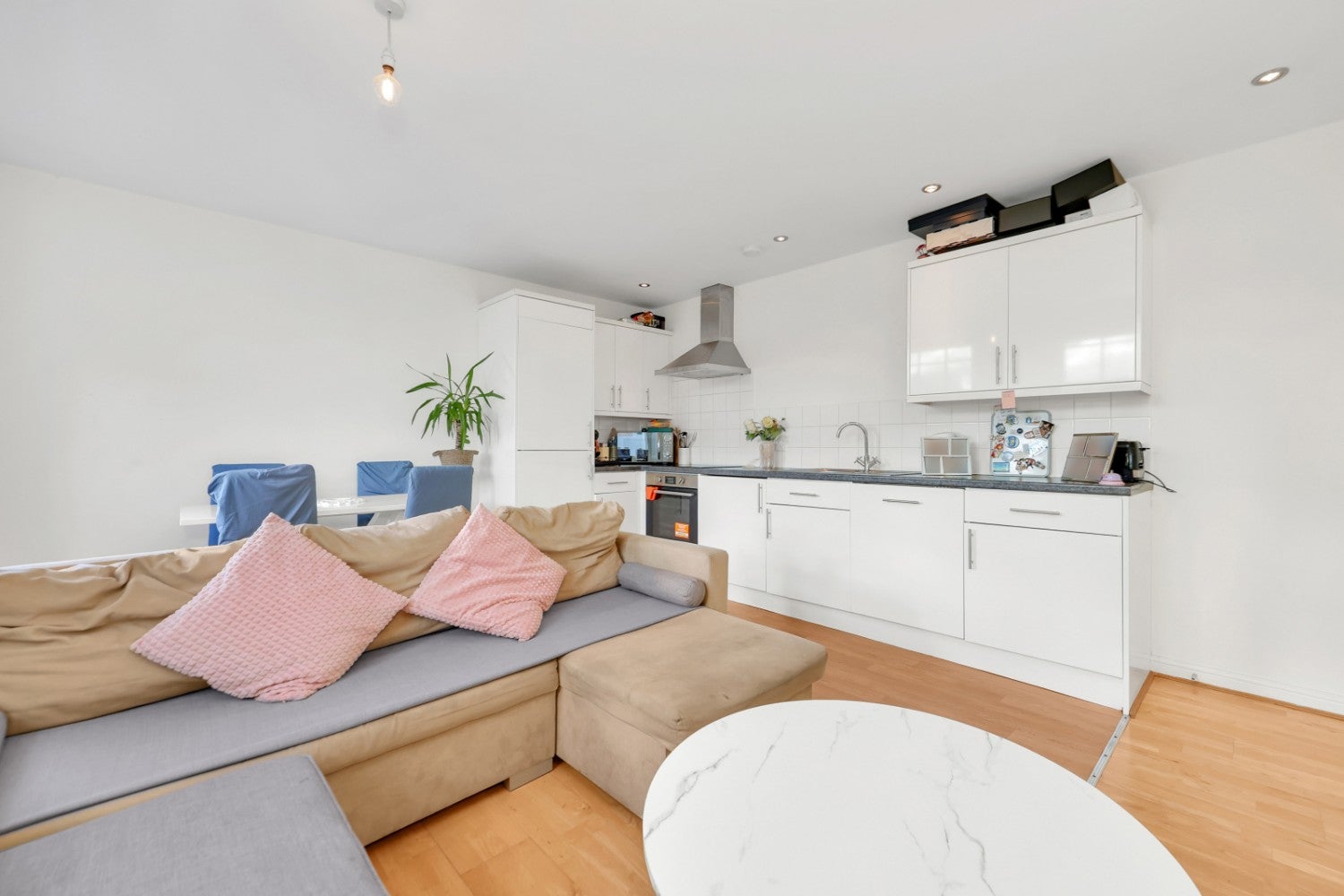Flat Commercial Road in Greater London
