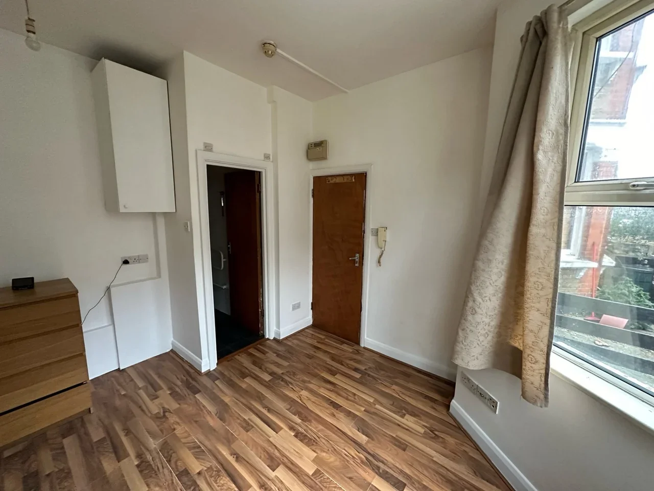 Room Downhills Park Road in Greater London