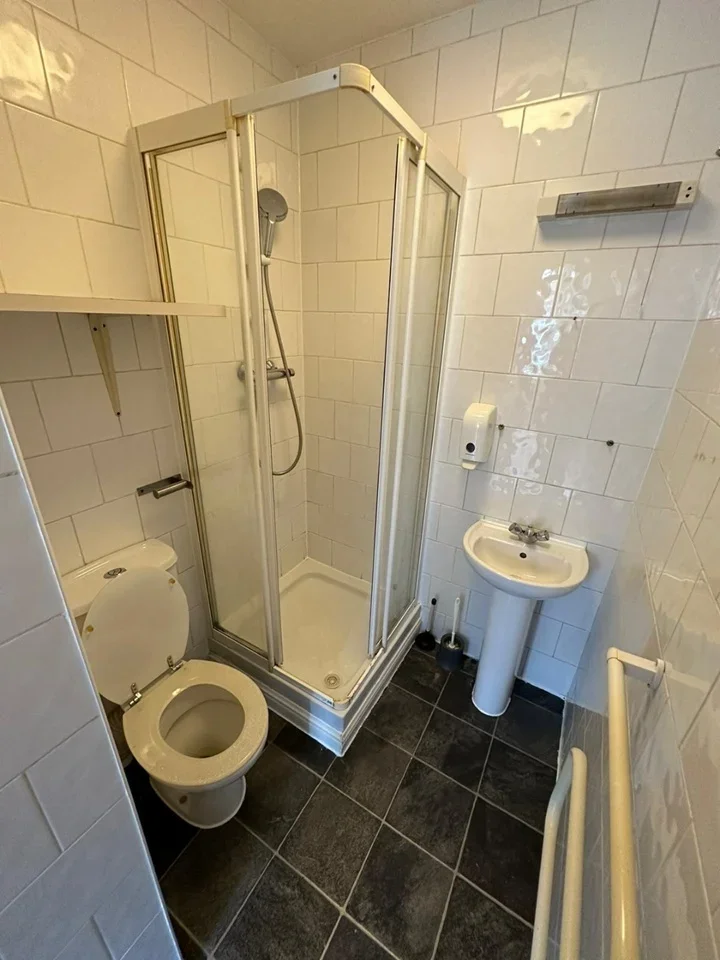Room Downhills Park Road in Greater London
