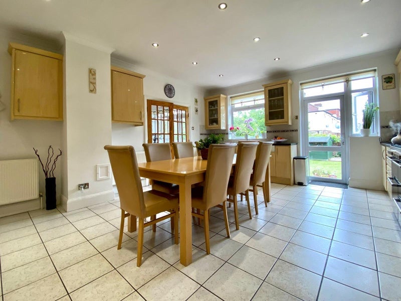 Room Dawlish Avenue in Greater London