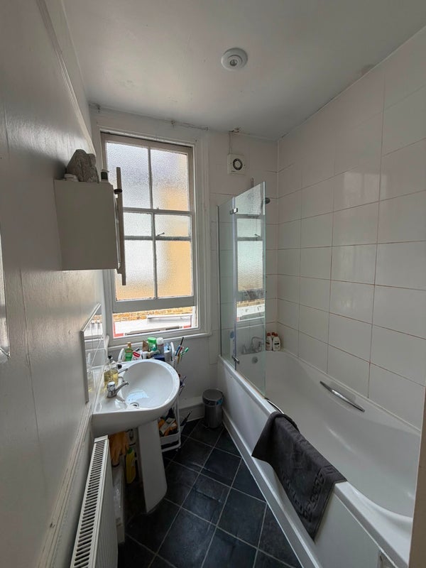 Room Lynn Road in Greater London