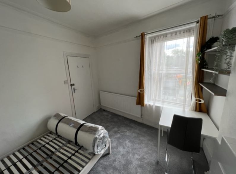 Room High Road in Greater London