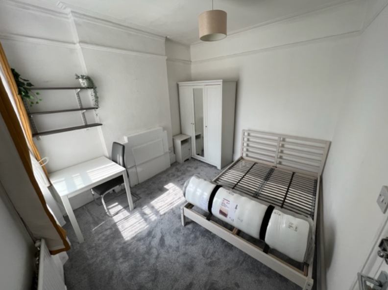 Room High Road in Greater London