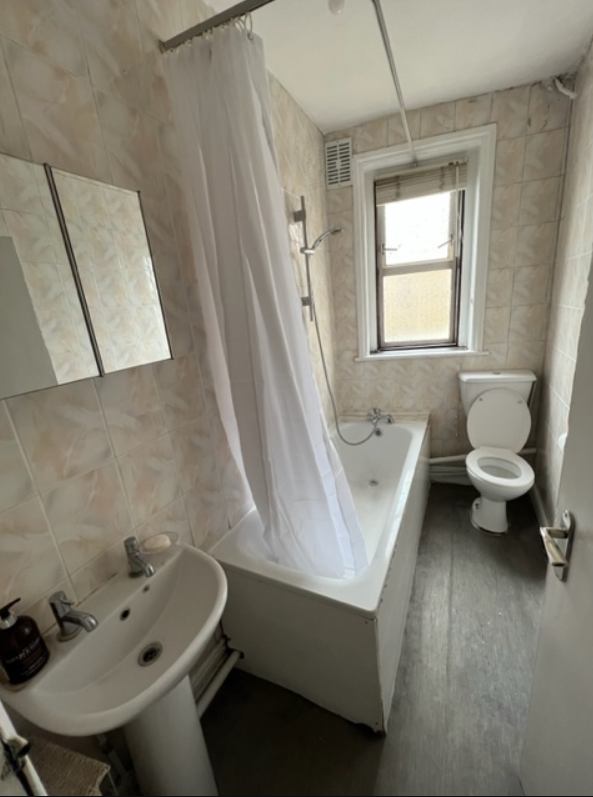 Room High Road in Greater London