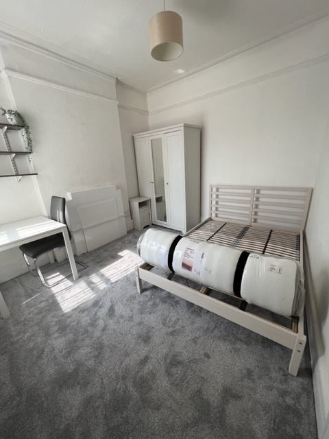 Room High Road in Greater London