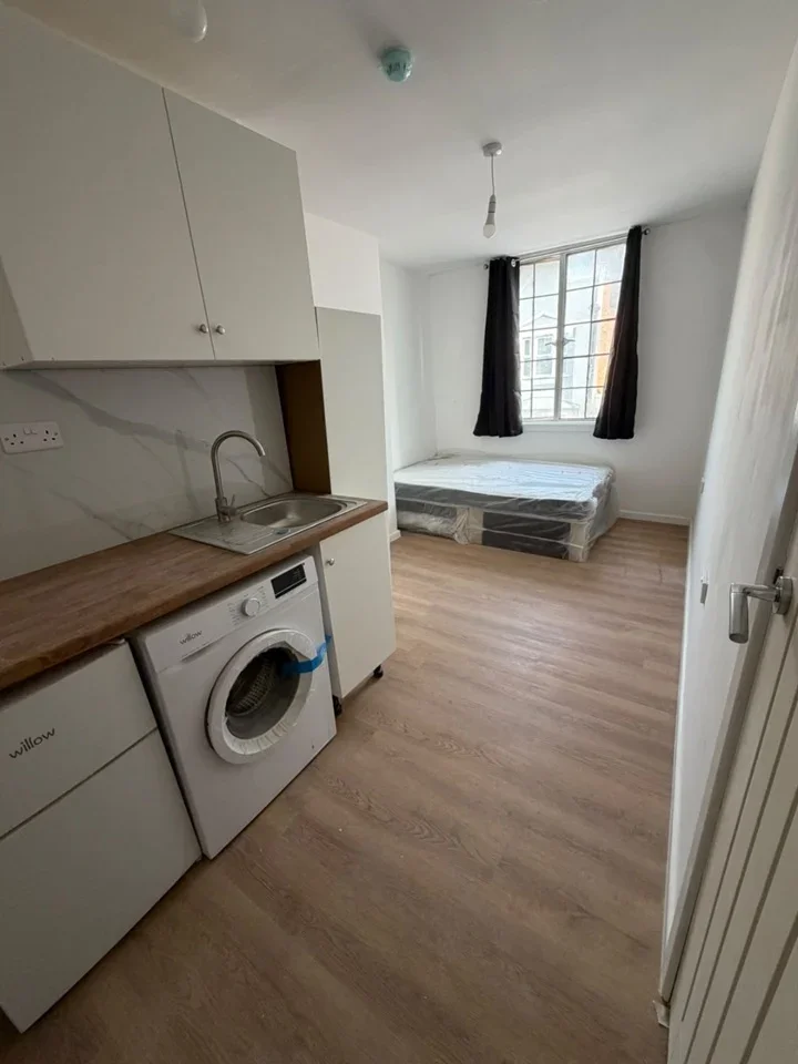 Flat London Road in Greater London