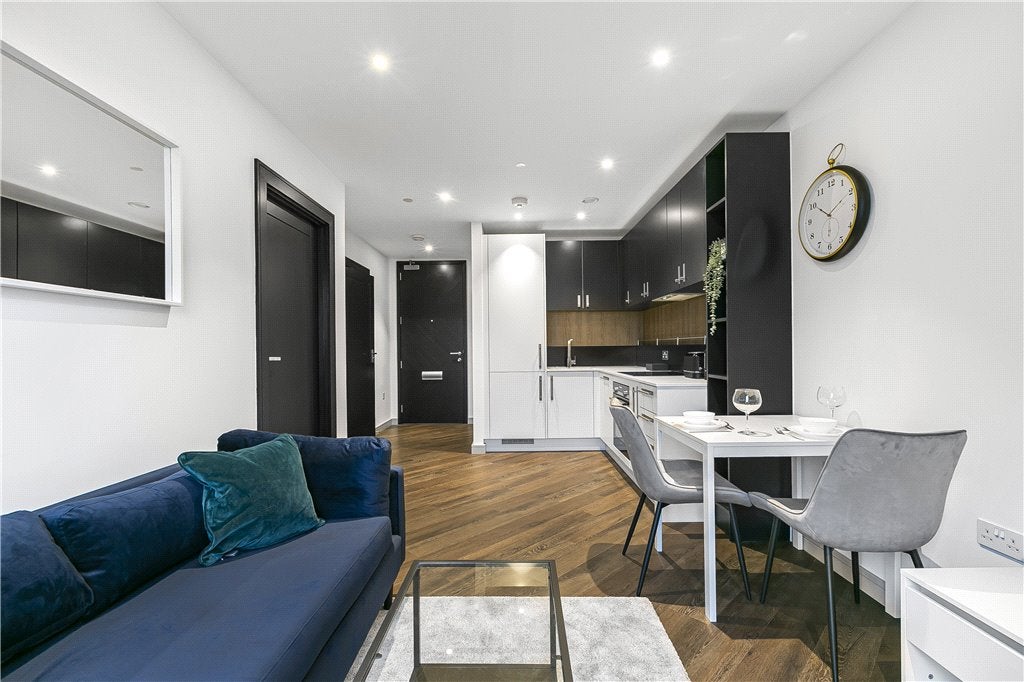 Flat Parkside Place in Borough of Spelthorne