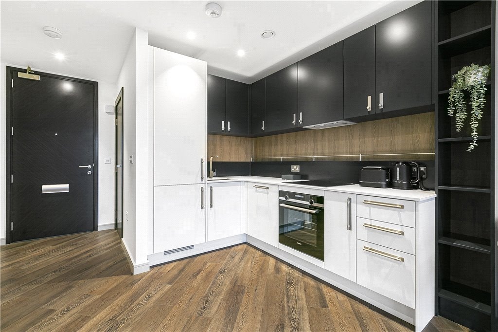 Flat Parkside Place in Borough of Spelthorne