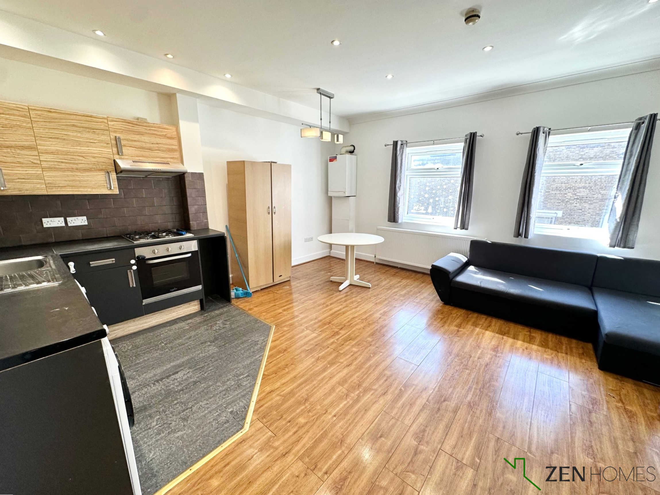 Flat Ruskin Road in Greater London