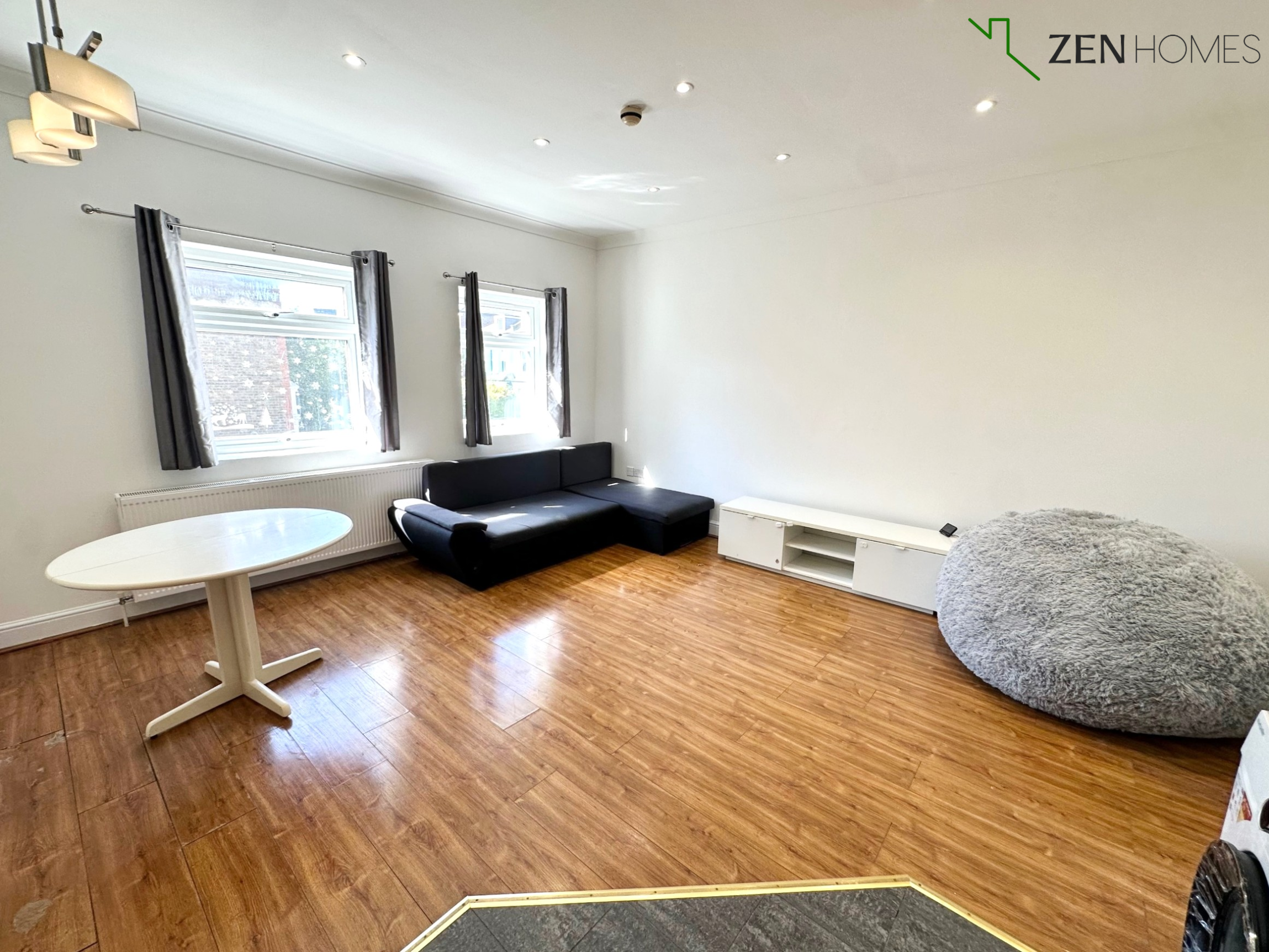 Flat Ruskin Road in Greater London