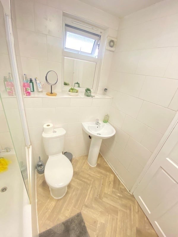 Room Martaban Road in Greater London