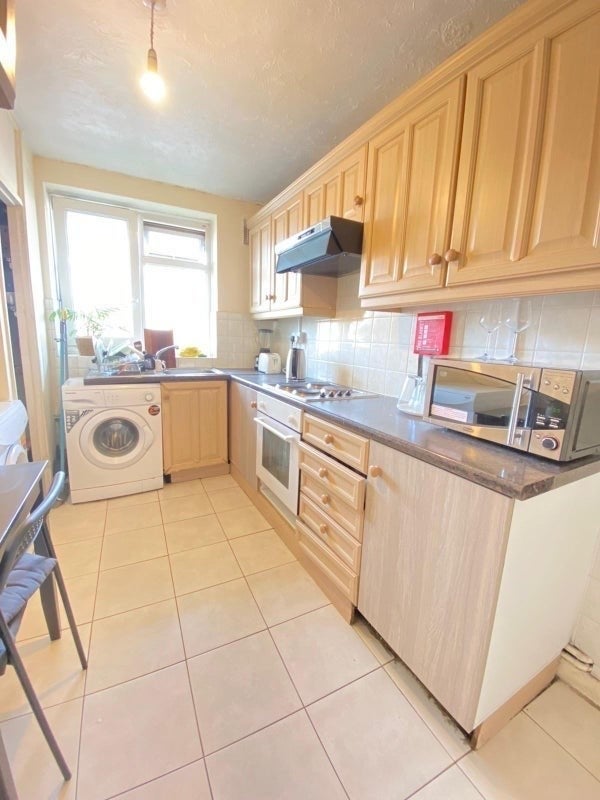 Room Martaban Road in Greater London