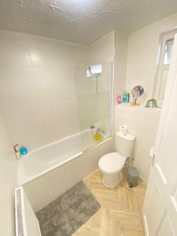 Room Martaban Road in Greater London