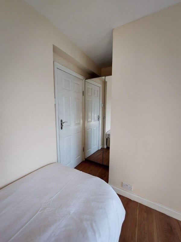 Room Martaban Road in Greater London