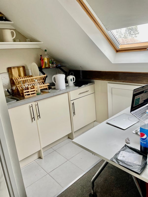 Room Combemartin Road in Greater London