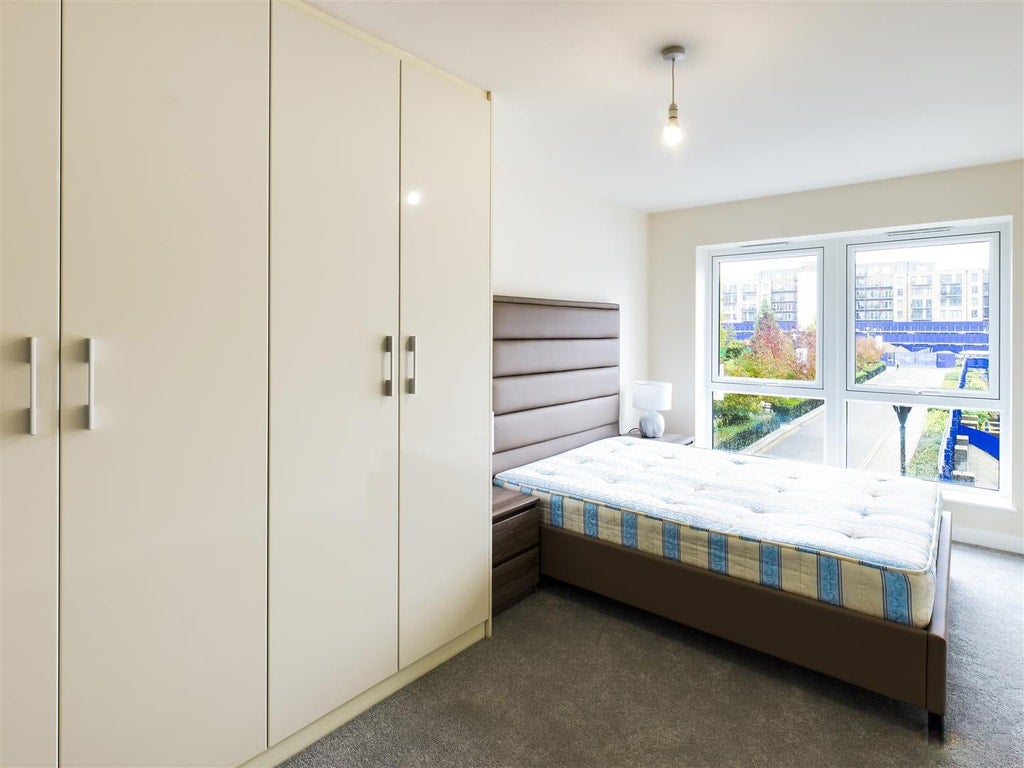Flat Caversham Road in Greater London
