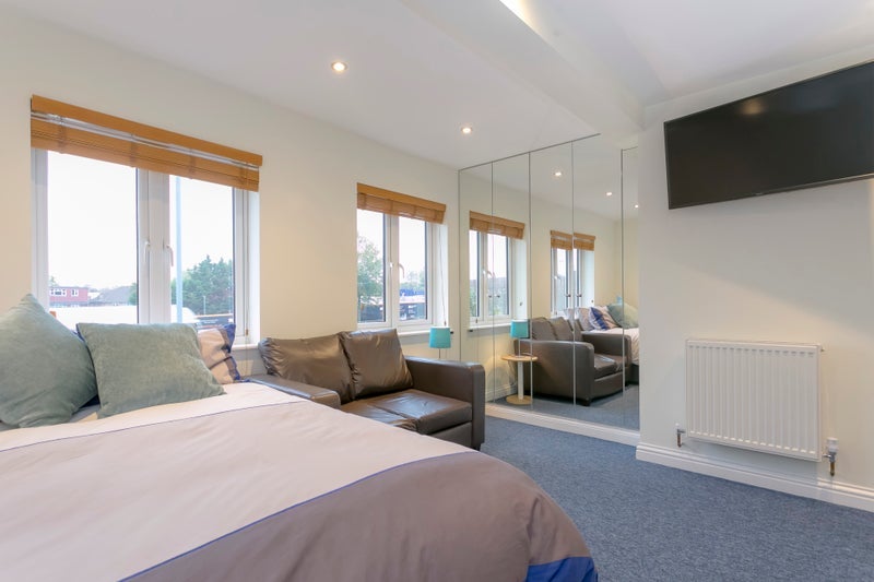 Room Western Avenue in Greater London