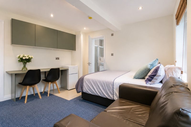 Room Western Avenue in Greater London