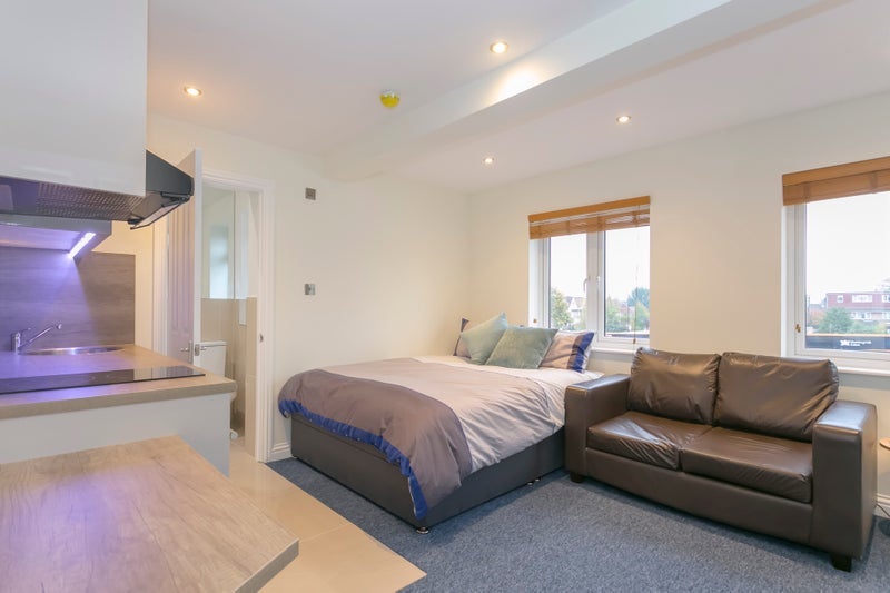 Room Western Avenue in Greater London