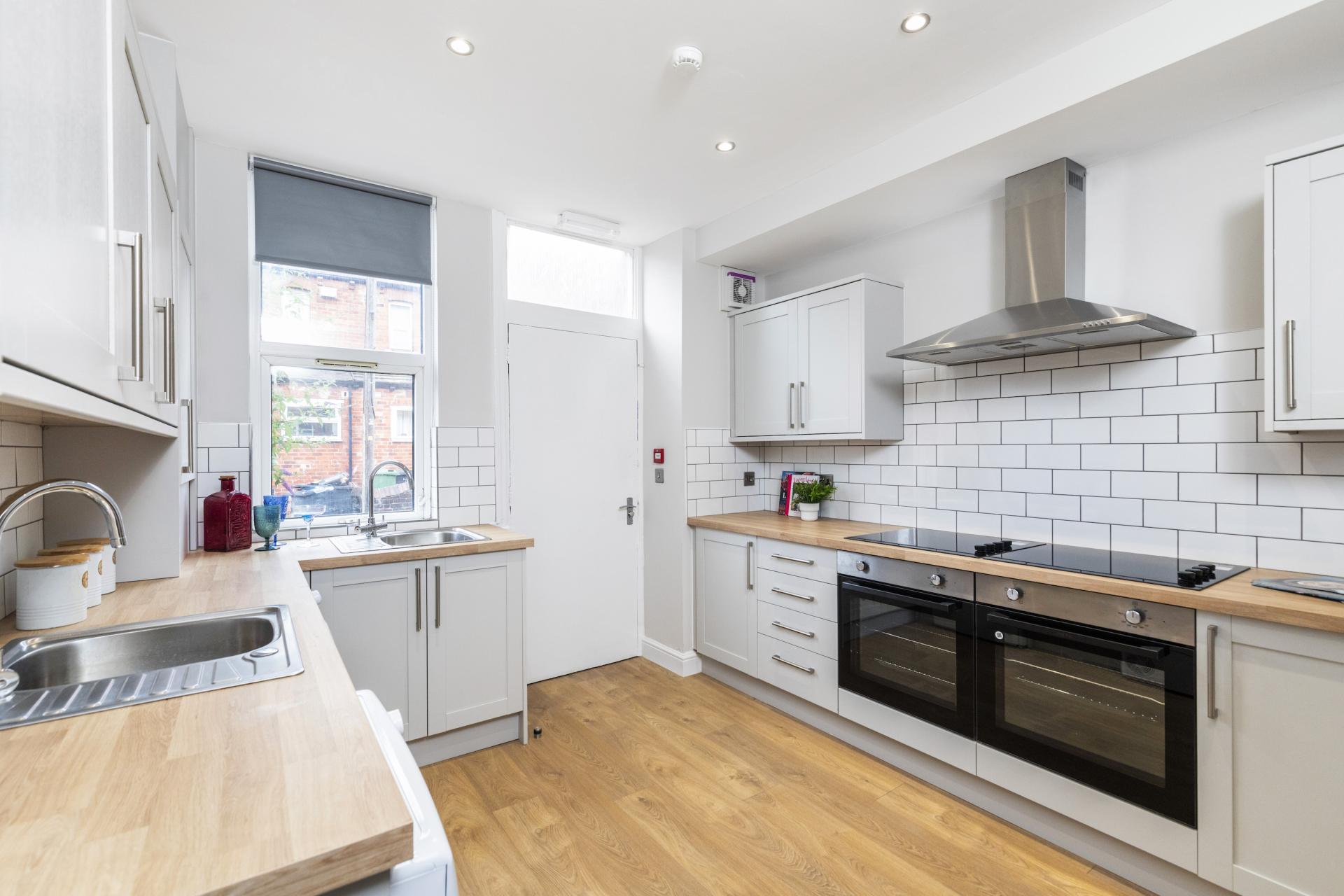 Room Estcourt Avenue in Leeds