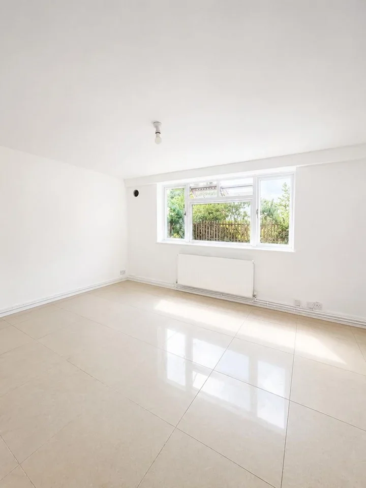 Flat Oxford Way in Greater London