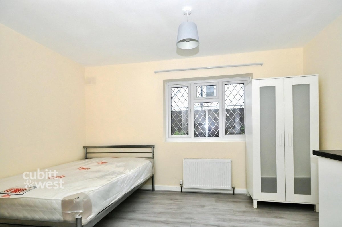 Room Reedmace Close in Havant