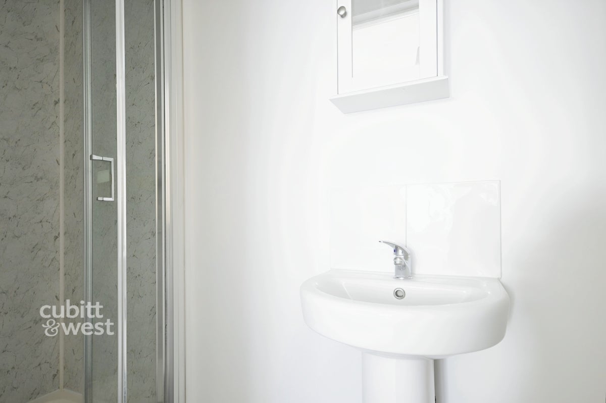 Room Reedmace Close in Havant